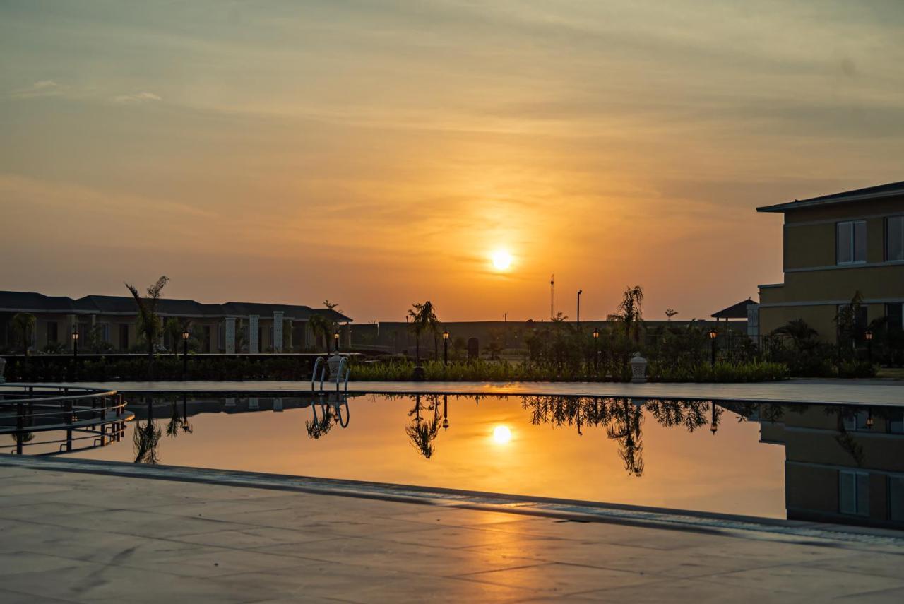 Hawthorn Suites By Wyndham Dwarka Экстерьер фото