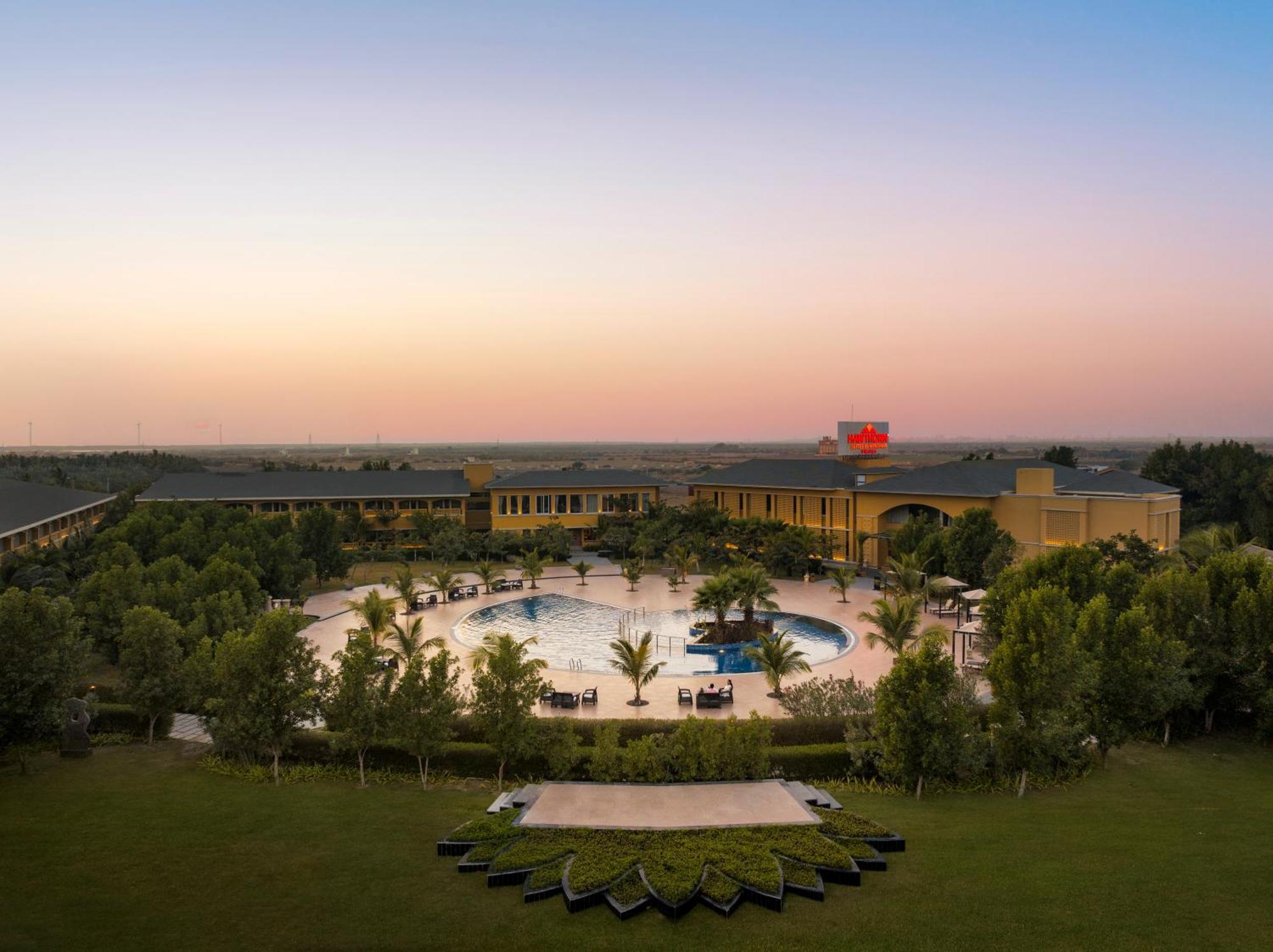 Hawthorn Suites By Wyndham Dwarka Экстерьер фото